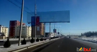 Читатель недоволен новогодними вывесками на столбах по Южной магистрали (видео)