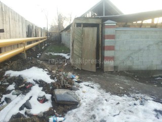 В переулке Макеевский перекрыли дорогу пристройкой и построили туалет на улице, - читатель (фото)