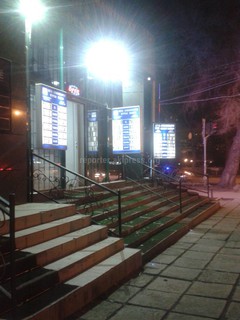 Ряд обменных бюро на Моссовете не продают ночью доллары, другие продают с наценкой, - читатель <b><i>(видео)</i></b>