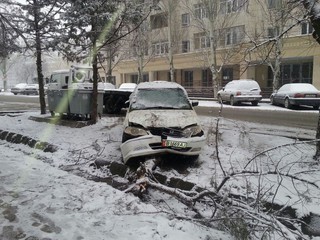 Водитель автомашины Honda Odyssey наехал на дерево по улице Г.Айтиева, - читатель (фото)