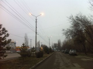 По улице Токомбаева днем горели фонари ночного освещения, - читатель (фото)