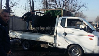 В Ленинском районе Бишкека идет стихийная торговля углем (фото)