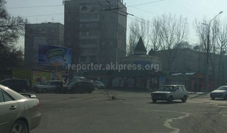 Горожанин просит закрыть люк на перекрестке Юнусалиева-Сухэ-Батора (фото)