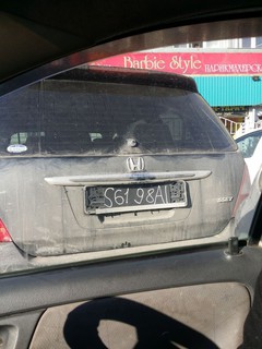 Владелец автомашины Honda Odyssey поверх грязи нарисовал свои госномера Владелец автомашины Honda Odyssey поверх грязи нарисовал свои госномера