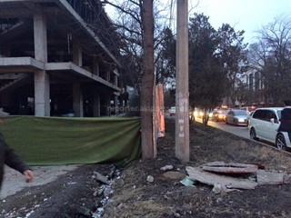 Стройка перегородила тротуар по ул.Кулатова (фото)