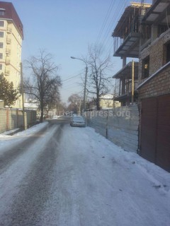 Читатель считает, что необходимо установить над забором на Сухомлинова-Ш.Руставели, где идет строительство, козырек (фото) Читатель считает, что необходимо установить над забором на Сухомлинова-Ш.Руставели, где идет строительство, козырек (фото)