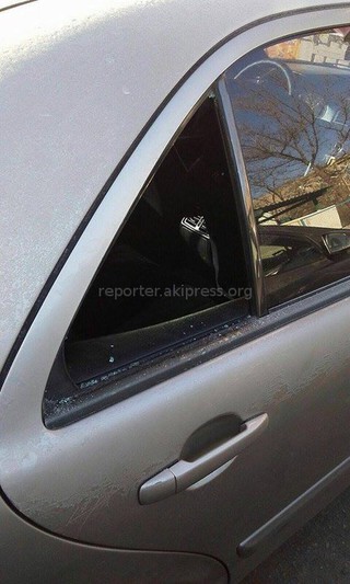 Неизвестные в мкр Кок-Жар разбили стекла авто (фото) Неизвестные в мкр Кок-Жар разбили стекла авто (фото)