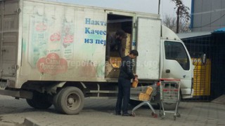 Завоз хлеба в супермаркет происходит без соблюдения санитарных норм, - читатель <i>(фото)</i>