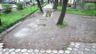 На перекрестке Московская-Орозбекова тротуар находится в плачевном состоянии <i>(фото)</i>