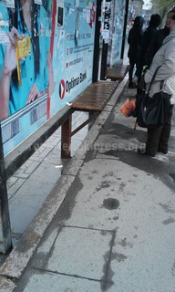 На остановке на пересечении улиц Байтик Баатыра-Горького отсутствует урна для мусора (фото)