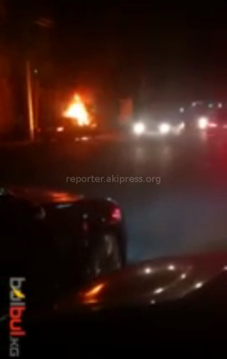 На пересечении улиц Манаса-Киевская горит «Мерс» <i>(видео)</i>