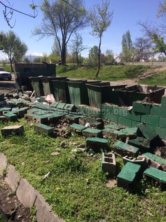 Ограждение возле мусорных баков в 10 мкр разрушено (фото)
