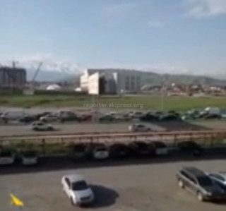 Водитель патрульной BMW Х6, застряв в пробке на Южной магистрали, в грубой форме требовал от других авто подвинуться <i>(видео)</i>