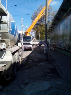 Пешеходы из-за стройки на Киевская-Тыныстанова вынуждены ходить по автодороге, - читатель (фото)