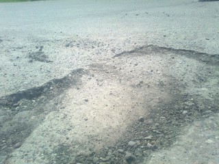 Читатель недоволен проводимым ямочным ремонтом автодороги в селе Орто-Сай <i>(фото)</i>