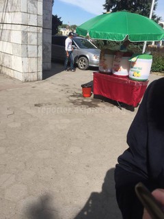 Таксисты выставляют свои автомобили на пешеходной дороге у здания «Илбирс» (фото)