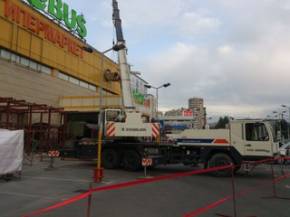 Автокран в дневное время работал над главным входом в супермаркет «Глобус» (фото)