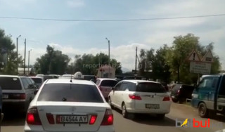 Ремонт шлагбаума в дневное время на железнодорожном переезде по ул.Некрасова мешает движению авто, - читатель (видео)