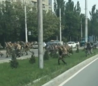 Почему солдаты топчут газон на Южной магистрали? - читатель <i>(видео)</i>