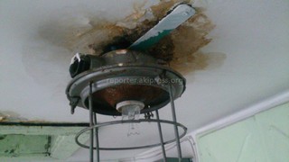 Читатель сообщает, что в доме №15 в 5 мкр течет крыша, из-за чего сырость в квартирах (фото, видео)