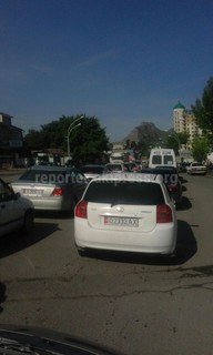 По ул.Монуева в Оше утром образовалась пробка (фото)