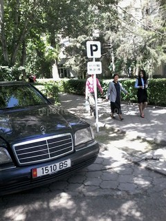 Читатель интересуется, легально ли установлен шлагбаум во дворе жилого дома, где расположено здание Бишкекглавархитектуры (фото)