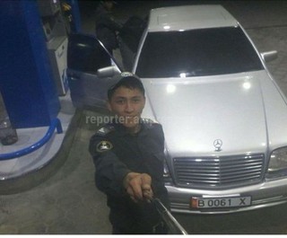 В соцсетях возмущены поступком парня в форме, сделавшего селфи на фоне тонированного авто (фото)