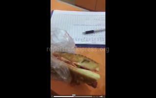 Мужчина обнаружил в хот-доге живого слизняка <i>(видео)</i>