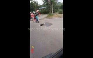 На перекрестке Московская-Асаналиева давно нет крышки люка, - читатель <i>(фото)</i>