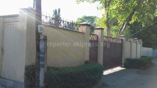 На пересечении улиц Баялинова-Панфилова местные жители огородили проезжую часть дороги шлагбаумом (фото)