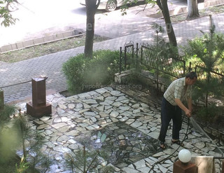 Хозяева магазина на ул.Токтогула каждый день моют ступеньки и поливают изгородь, из-за чего у соседей слабеет напор воды, - читатель (фото)