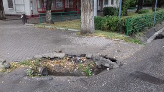 Тротуар на перекрестке Манаса-Боконбаева разбит, - горожанин <i>(фото)</i>