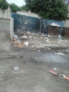 Читатель жалуется на мусор в микрорайоне Восток-5 (фото)