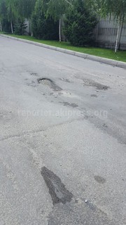 На улице С.Каралаева провели некачественный ямочный ремонт, - житель <i>(фото)</i>