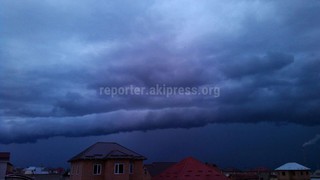 Над Бишкеком сгустились потрясающие тучи <i>(фото)</i>