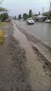 Дождевая вода разъедает асфальт ул.Шабдан баатыра, установят ли ливнеотводы? - читатель (фото)