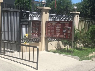 Бишкекчане начали приносить цветы к зданию посольства Турции в Кыргызстане <i>(фото)</i>