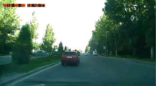 На улице Курманжан Датка авто проехало на красный сигнал светофора, - читатель <i>(видео)</i> На улице Курманжан Датка авто проехало на красный сигнал светофора, - читатель <i>(видео)</i>