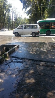 Проезжаю часть на перекрестке Московская-Логвиненко залита водой, - читатель <i>(фото)</i>