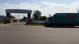 На улице Садыгалиева создается аварийная ситуация из-за паркующихся большегрузных фур, - читатель <i>(фото, видео)</i>