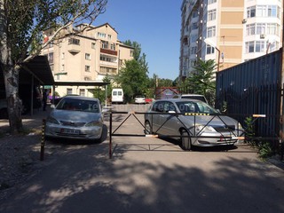 Жители элитного дома №26/1 в 4 мкр перекрыли сквозной двор, из-за чего соседям приходится делать круг, чтобы проехать в свой двор, - читатель (фото)