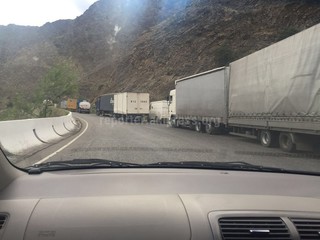 Из-за сошедшего камнепада на автодороге Бишкек — Ош до сих пор пробка <i>(фото)</i> Из-за сошедшего камнепада на автодороге Бишкек — Ош до сих пор пробка <i>(фото)</i>