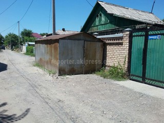 Житель ул.Троицкая №18 в Кызыл-Аскере загородил улицу гаражом, - читатель (фото)