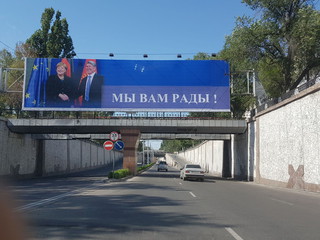 По дороге в госрезиденцию «Ала-Арча» появились билборды «Добро пожаловать, Ангела Меркель!» <i>(фото)</i> По дороге в госрезиденцию «Ала-Арча» появились билборды «Добро пожаловать, Ангела Меркель!» <i>(фото)</i>