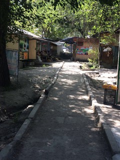 На проспекте Чуй павильоны перекрывают тротуар, - читатель <i>(фото)</i>