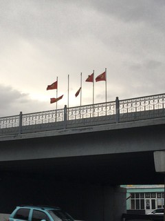 2 государственных флага из 5 на эстакадном мосту в Оше сорвало ветром, - читатель (фото)
