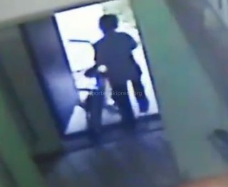 Мальчик в 6 мкр украл детский велосипед (видео)