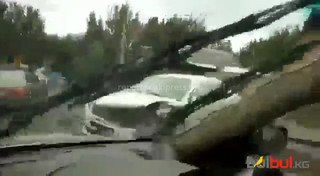 На ул.Элебесова в Бишкеке произошло ДТП <i>(видео)</i>