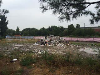 В районе завода «Автомаш» образовалась стихийная свалка (фото)