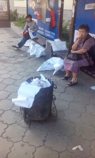 Житель Бишкека сообщает о мусоре на остановке Чуй-Гоголя (фото)